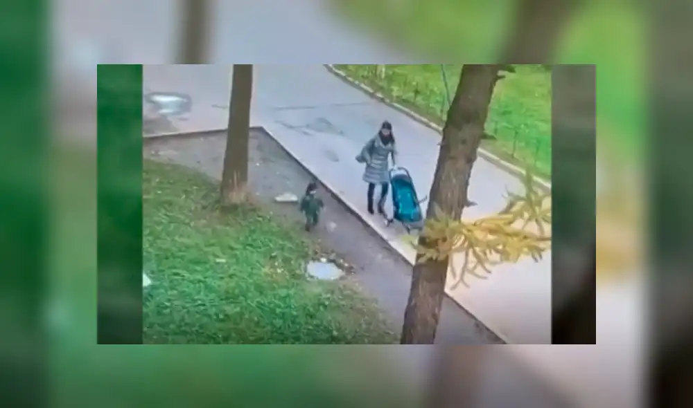 Niño cae a alcantarilla y madre lo salva de inmediato. Foto: Captura/Agencia RIA