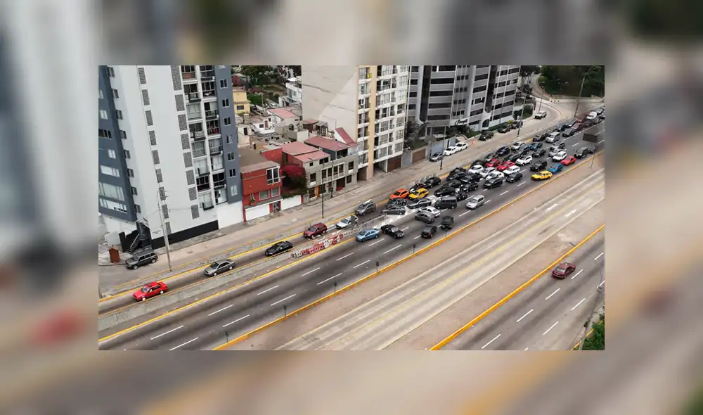 Cierre de la Vía Expresa genera gran caos vehicular [VIDEO]