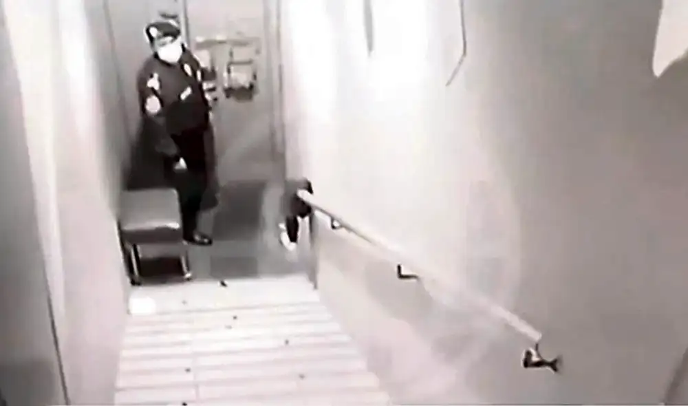 Evidencia. Un efectivo del Escuadrón Verde mantiene cerrada la puerta del Thomas para que no escapen los fiesteros.