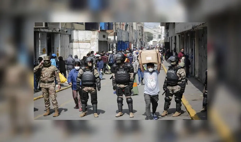 Fuerzas Armadas forman colas en los exteriores. Créditos: Antonio Melgarejo / La República. Fuerzas Armadas forman colas en los exteriores. Créditos: Antonio Melgarejo / La República.