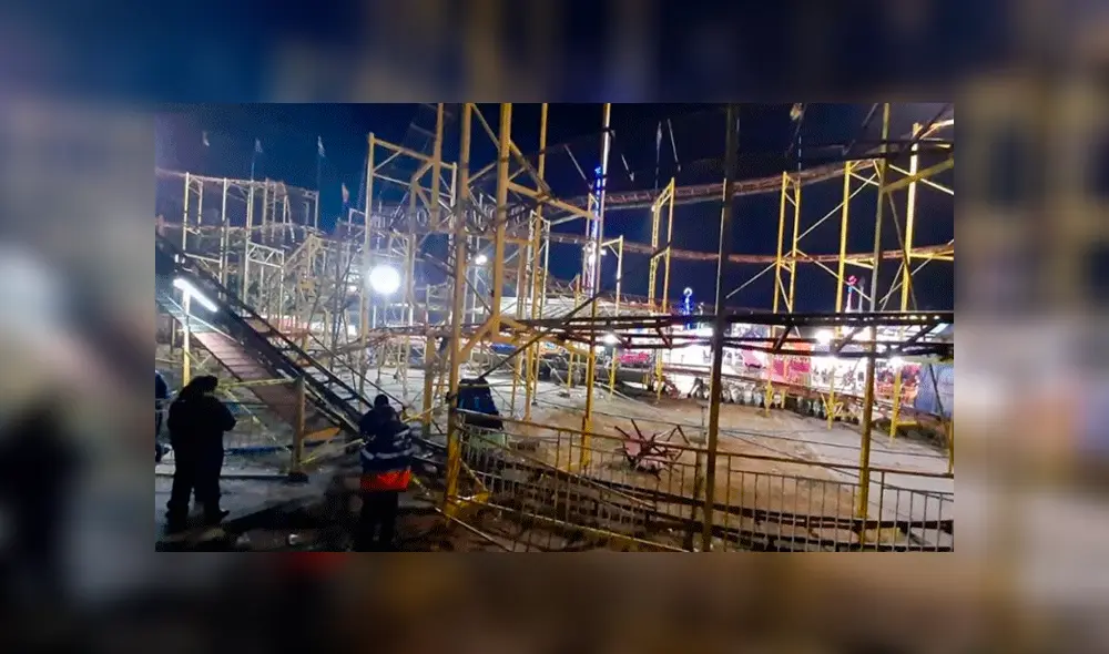 Montaña rusa en la feria de Atlixco, México. Montaña rusa en la feria de Atlixco, México.