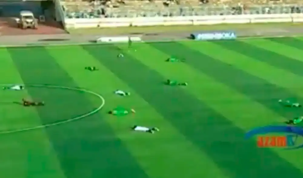En el partido entre el Young Africans e Iringa se vio una marea de abejas que asustaron a propios y extraños. Las imágenes se hicieron viral por YouTube.