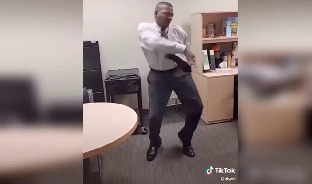 Desliza las imágenes para ver los increíbles pasos de baile que da el trabajador al escuchar un hit de los 90. Foto: TikTok