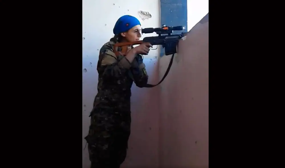 En YouTube, la increíble reacción de esta francotiradora cuando bala roza su cabeza En YouTube, la increíble reacción de esta francotiradora cuando bala roza su cabeza