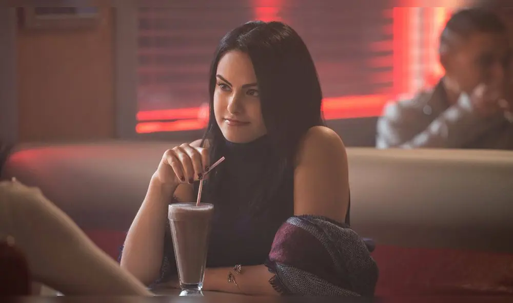 La actriz de Riverdale aparece en un video donde demuestra sus dotes para el baile con conocida canción.