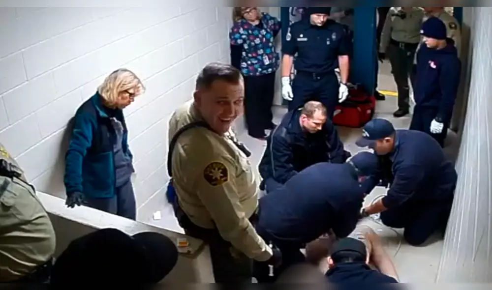 Policías se ríen mientras hombre esquizofrénico muere en su celda [VIDEO]