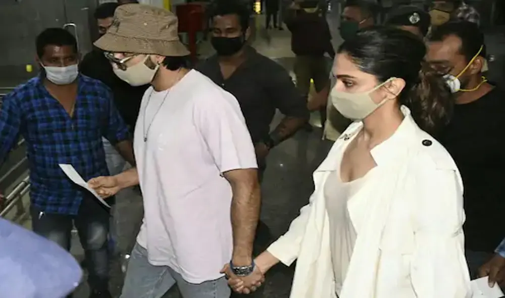 Desliza para ver más fotografías sobre la llegada de Deepika Padukone y Shraddha Kapoor a su interrogatorio. Foto: AFP Desliza para ver más fotografías sobre la llegada de Deepika Padukone y Shraddha Kapoor a su interrogatorio. Foto: AFP