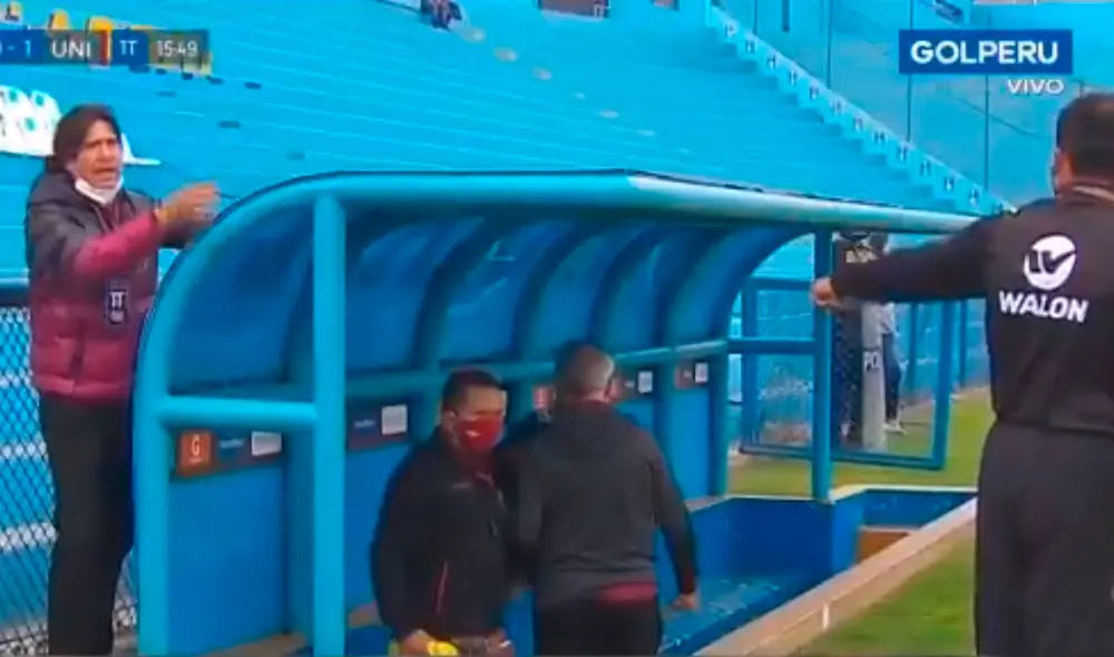 Ángel Comizo protagonizó un curioso momento en pleno partido al no querer sacarse la casaca. Foto: Captura de GolPerú