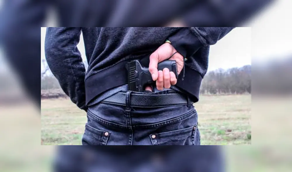 Ladrón roba un banco, luego arroja el dinero al aire y grita: “¡Feliz Navidad!”