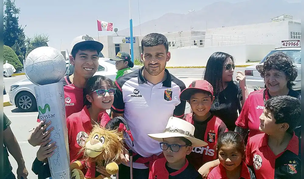 casa. Bernardo Cuesta fue el más requerido por los hinchas en su llegada a Arequipa. casa. Bernardo Cuesta fue el más requerido por los hinchas en su llegada a Arequipa.