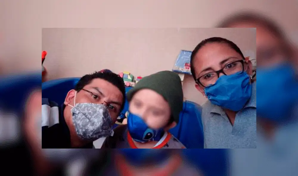 El pequeño Santiago junto a sus padres. El niño pasó 11 días en terapia intensiva. Foto: El Sol de Tlaxcala.