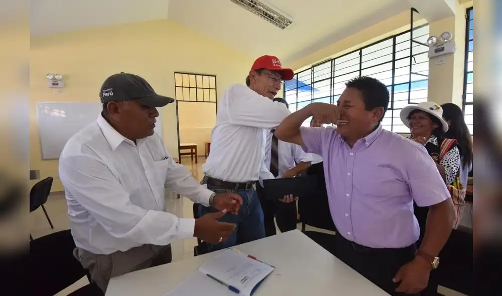 Martín Vizcarra saluda de “codito” para evitar coronavirus Martín Vizcarra saluda de “codito” para evitar coronavirus