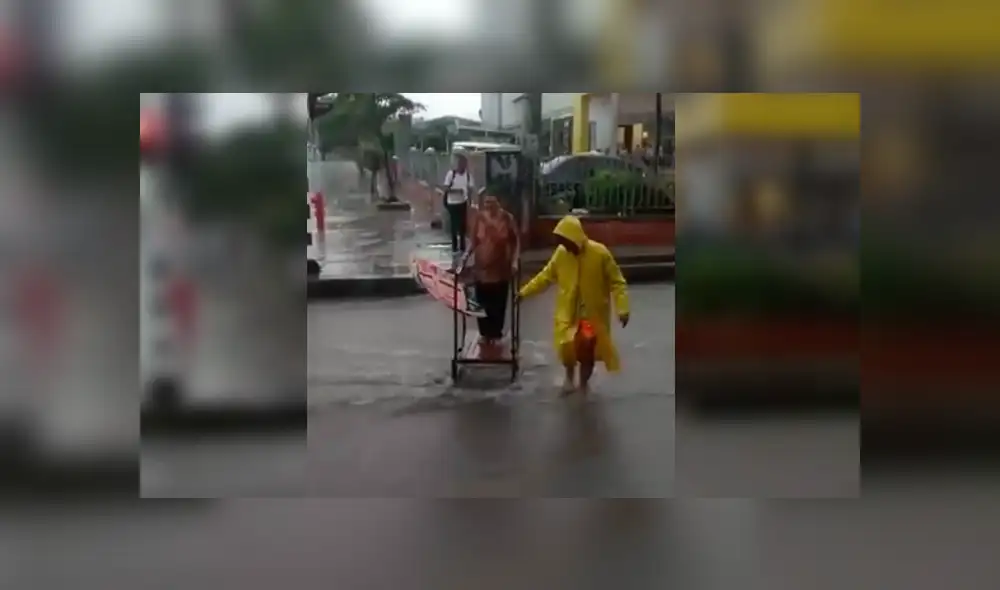 Astuto hombre encontró una particular fuente de ingresos en la terrible situación de calles inundadas por las fuertes lluvias Astuto hombre encontró una particular fuente de ingresos en la terrible situación de calles inundadas por las fuertes lluvias