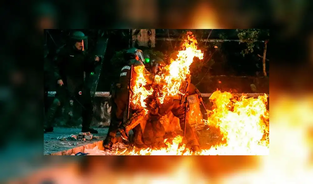Un grupo de policías fue atacado con bombas molotov en medio de las protestas en Chile. Foto: AFP Un grupo de policías fue atacado con bombas molotov en medio de las protestas en Chile. Foto: AFP