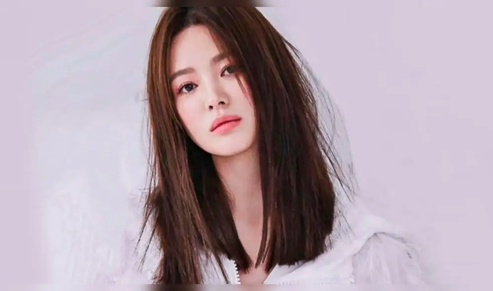 Song Hye Kyo muestra su belleza en la portada de la revista Harper's Bazaar.