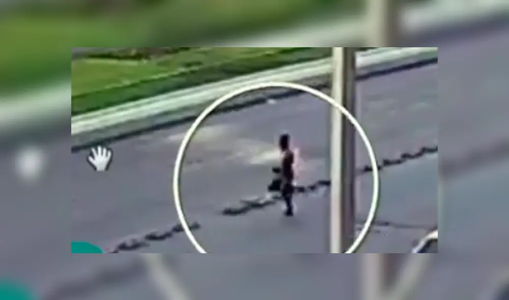 El delincuente le entregó las pertenencias sustraídas a su propietaria, gracias a la labor del héroe. Foto: captura El delincuente le entregó las pertenencias sustraídas a su propietaria, gracias a la labor del héroe. Foto: captura