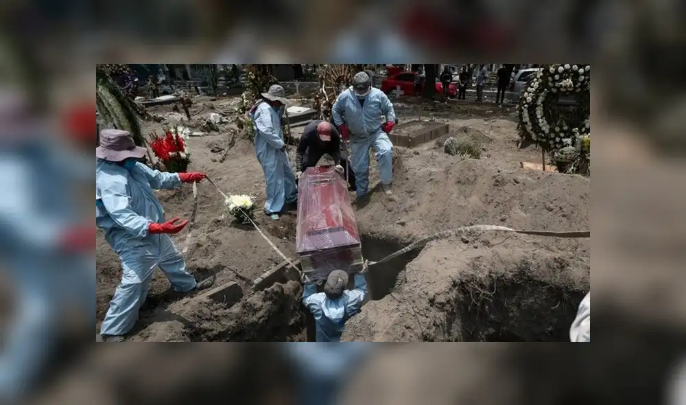 Entierro en el cementerio de Iztapalapa. Foto: Diego Simón Sánchez / El Universal