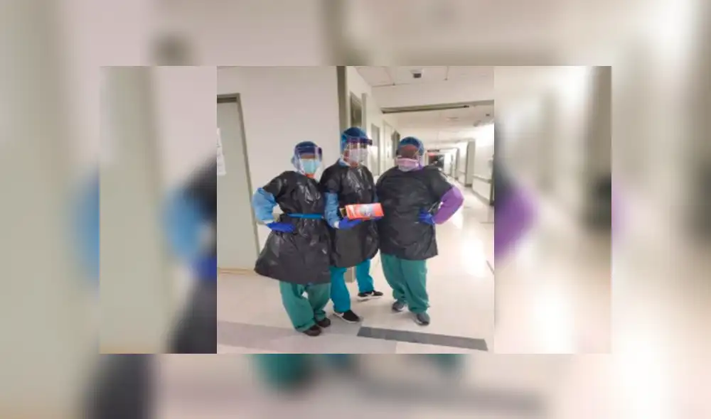 Enfermeras del Hospital Mount Sinai West atienden con bolsas a pacientes con COVID-19. Foto: Facebook Enfermeras del Hospital Mount Sinai West atienden con bolsas a pacientes con COVID-19. Foto: Facebook