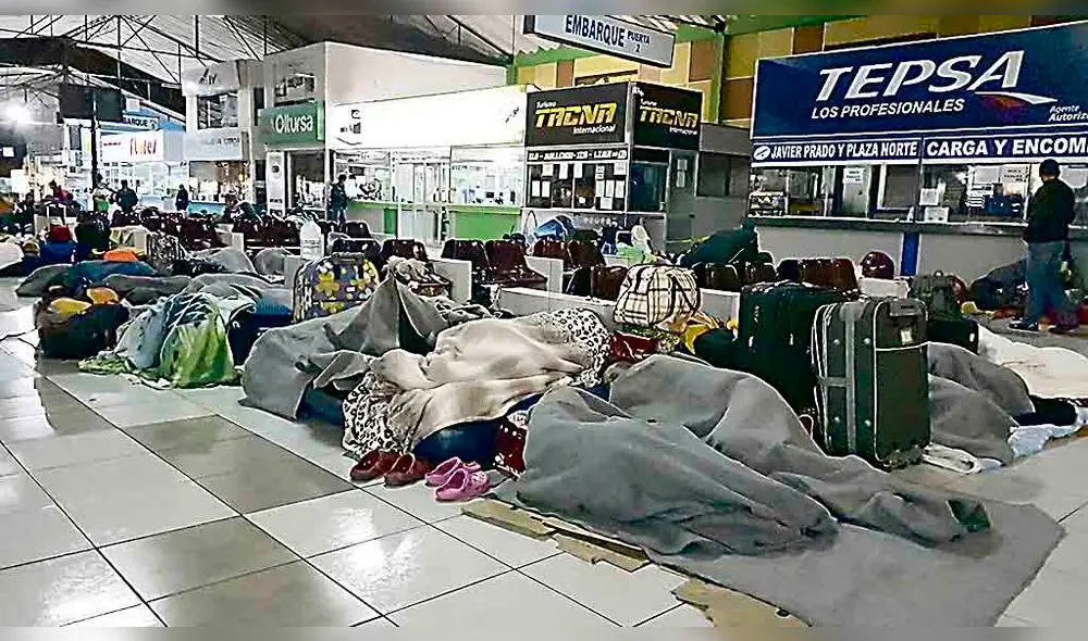 Así. A inicios de mes, eran cientos los que dormían en el terminal.