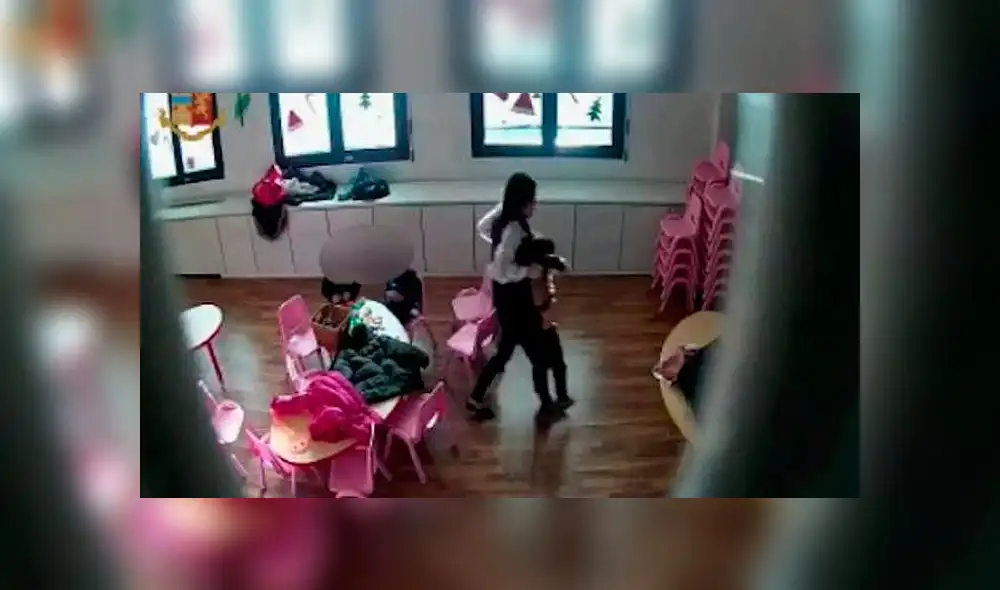 Cámaras de seguridad captan a maestras maltratando brutalmente a niños en salón de clase