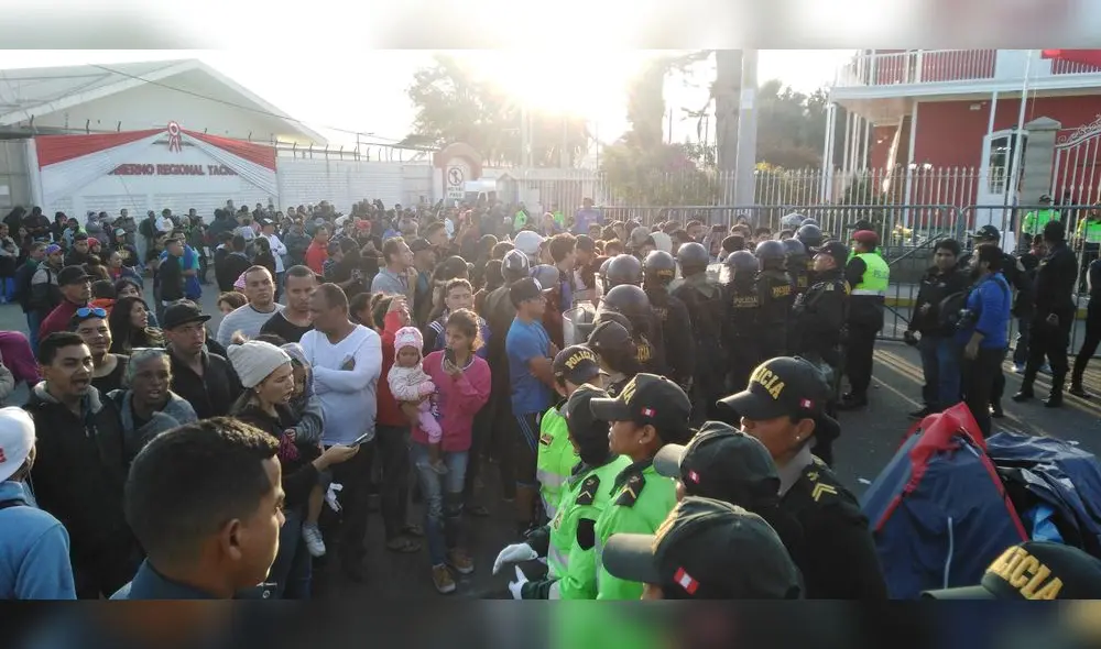 Tacna: Retiran a extranjeros de la calle del consulado chileno [FOTOS y VIDEO] 