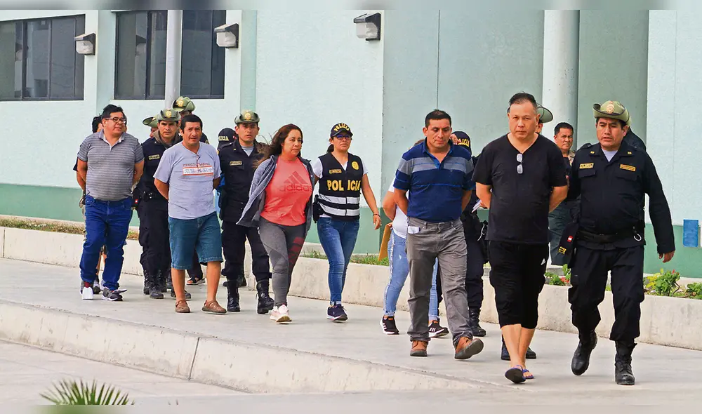 La libertad vale oro. Con el rostro desencajado los presuntos integrantes de la mafia Los Topos son conducidos al médico legista.