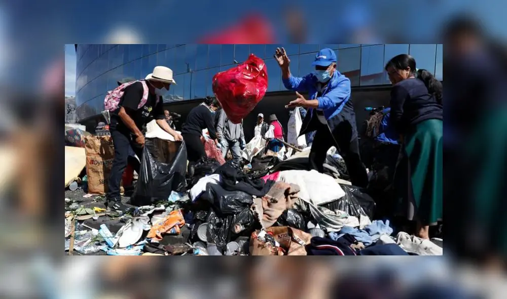 Manifestantes limpian las calles tras protestas en Ecuador