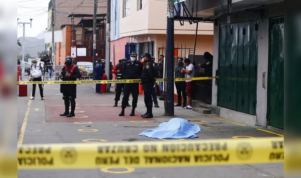 Asesinato en SMP: Policía resguarda la escena | Créditos: Flavio Matos / La República Asesinato en SMP: Policía resguarda la escena | Créditos: Flavio Matos / La República