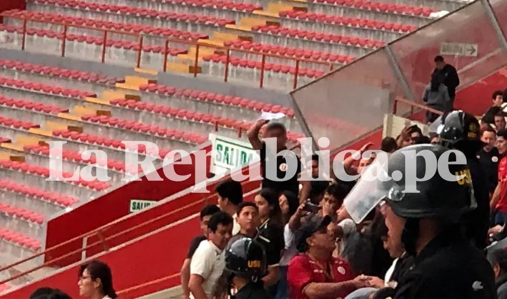 Hincha de Universitario lanzó de papel en la final del fútbol femenino región Lima. | Foto: La República Hincha de Universitario lanzó de papel en la final del fútbol femenino región Lima. | Foto: La República