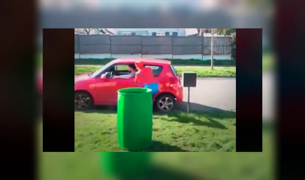 Pero rápidamente observa un auto y no duda en realizar su siguiente acción. Pero rápidamente observa un auto y no duda en realizar su siguiente acción.