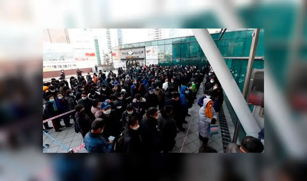 Los surcoreanos forman una larga fila para comprar máscaras fuera de la estación de Seúl en Seúl, Corea del Sur, el 02 de marzo de 2020. Foto: EFE.