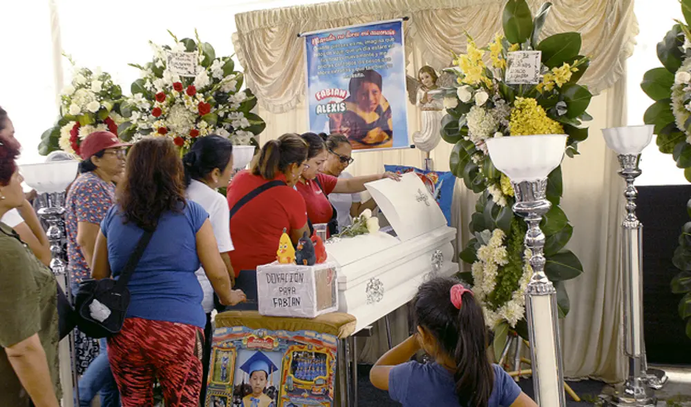 Dolidos. Los familiares y vecinos del pequeño Fabián estuvieron ayer en su velatorio. Hoy será sepultado en Lurín. (Foto: A. Velásquez) Dolidos. Los familiares y vecinos del pequeño Fabián estuvieron ayer en su velatorio. Hoy será sepultado en Lurín. (Foto: A. Velásquez)
