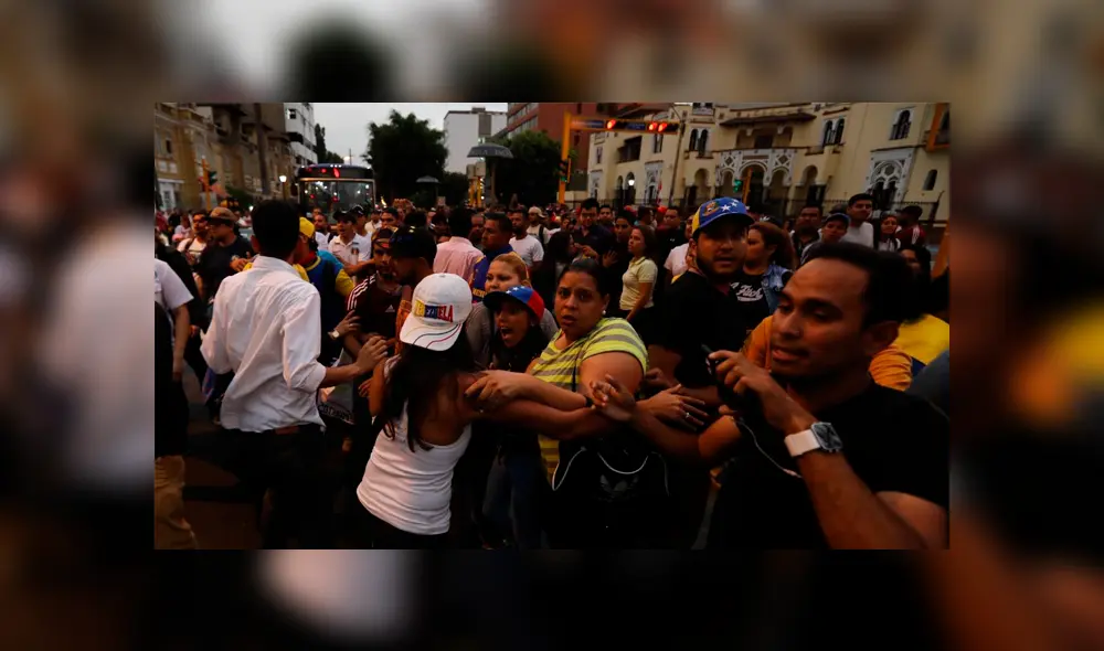 Venezolanos en Perú protestan contra Nicolás Maduro frente a la Embajada