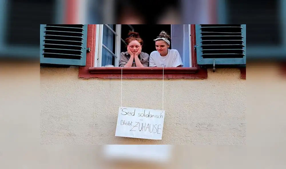 "Sé solidario quédate en casa", se lee este martes en un cartel colgado en la ventana de un domicilio en Heidelberg (Alemania), con motivo del coronavirus. Foto: EFE "Sé solidario quédate en casa", se lee este martes en un cartel colgado en la ventana de un domicilio en Heidelberg (Alemania), con motivo del coronavirus. Foto: EFE