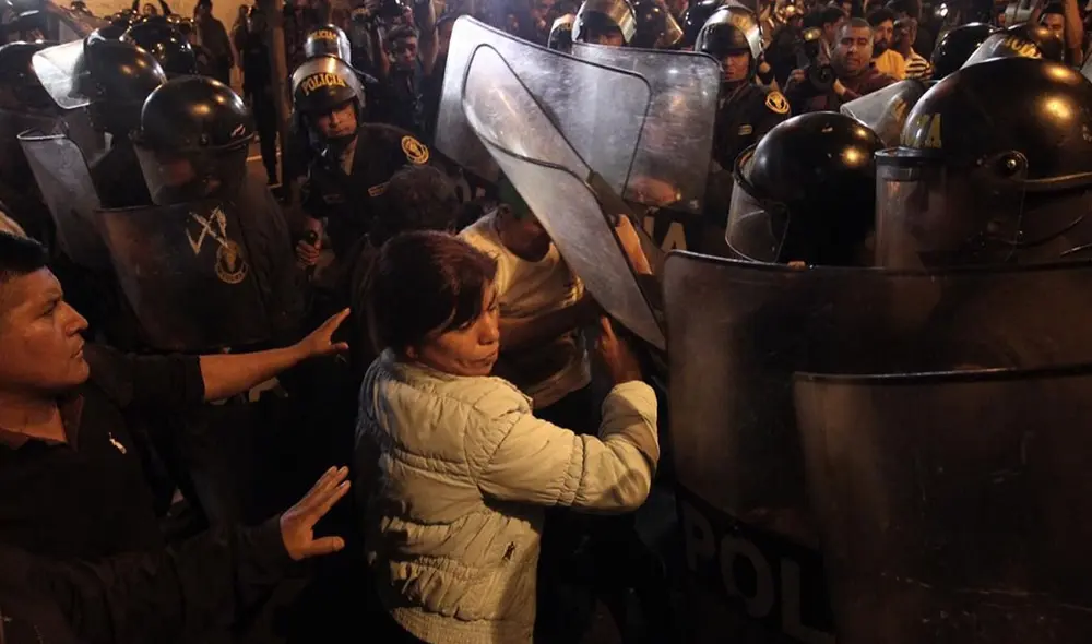 Keiko Fujimori: ciudadanía se movilizó en el Cercado de Lima tras decisión del TC Keiko Fujimori: ciudadanía se movilizó en el Cercado de Lima tras decisión del TC