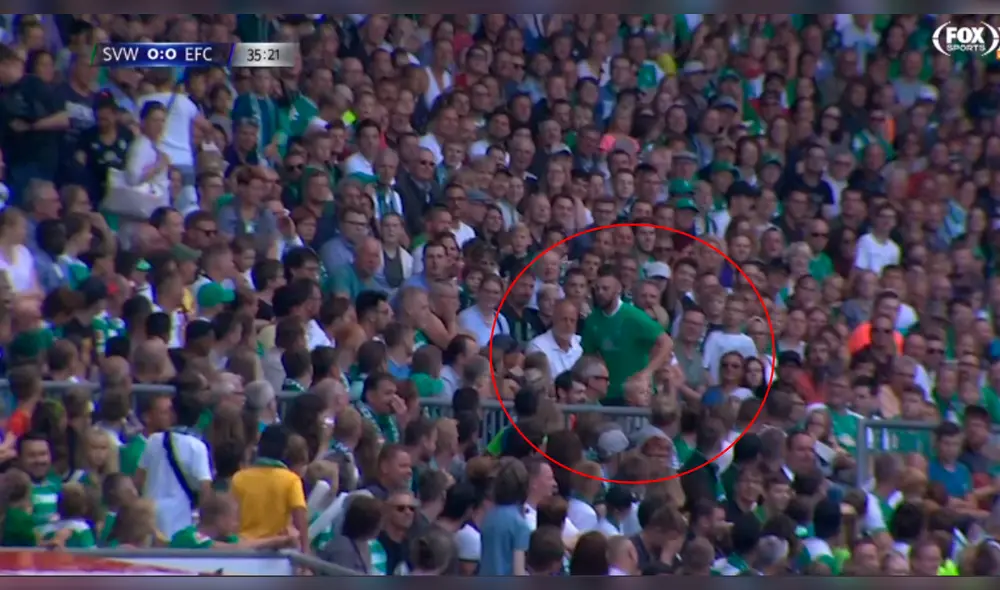 Claudio Pizarro: hincha del Werder Bremen invade la cancha portal la 14 del Bombardero de los Andes. Foto: captura de video. Claudio Pizarro: hincha del Werder Bremen invade la cancha portal la 14 del Bombardero de los Andes. Foto: captura de video.