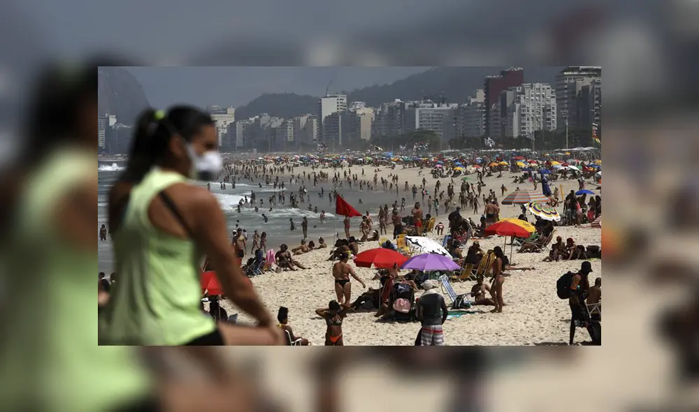 Sin mantener distancia social para evitar la propagación del coronavirus, bañistas disfrutan en la playa de Ipanema en Río de Janeiro. Foto: EFE Sin mantener distancia social para evitar la propagación del coronavirus, bañistas disfrutan en la playa de Ipanema en Río de Janeiro. Foto: EFE