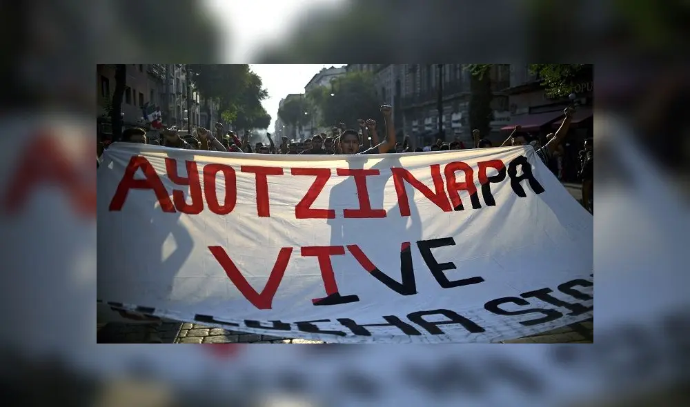 (FILES) In this file photo taken on April 26, 2018 relatives and comrades of the 43 students of the teaching training school in Ayotzinapa who went missing on September 2014 hold a demonstration in Mexico City to mark 43 months since their disappearance. - Mexico has arrested a man linked to the suspected massacre of 43 students who went missing in 2014 in Guerrero state, a government source told AFP on June 29, 2020. The students' disappearance became a symbol of the gruesome violence blighting the country, as well as -- many claimed -- the murky links between powerful drug cartels and corrupt officials. (Photo by Yuri CORTEZ / AFP)
