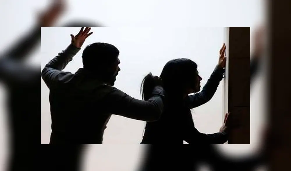 Hombre rapta a su novia, la golpea y luego la obliga a actuar como un perro Hombre rapta a su novia, la golpea y luego la obliga a actuar como un perro