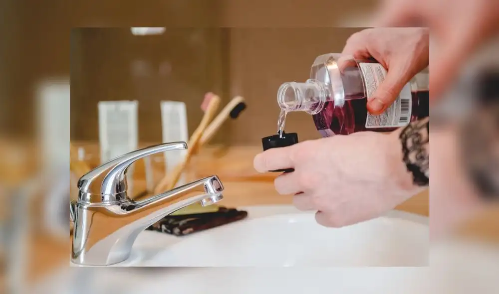 Según investigaciones, varios productos para hacer gárgaras también inactivaron al virus a un 99,9% | Foto: Universidad Ruhr de Bochum