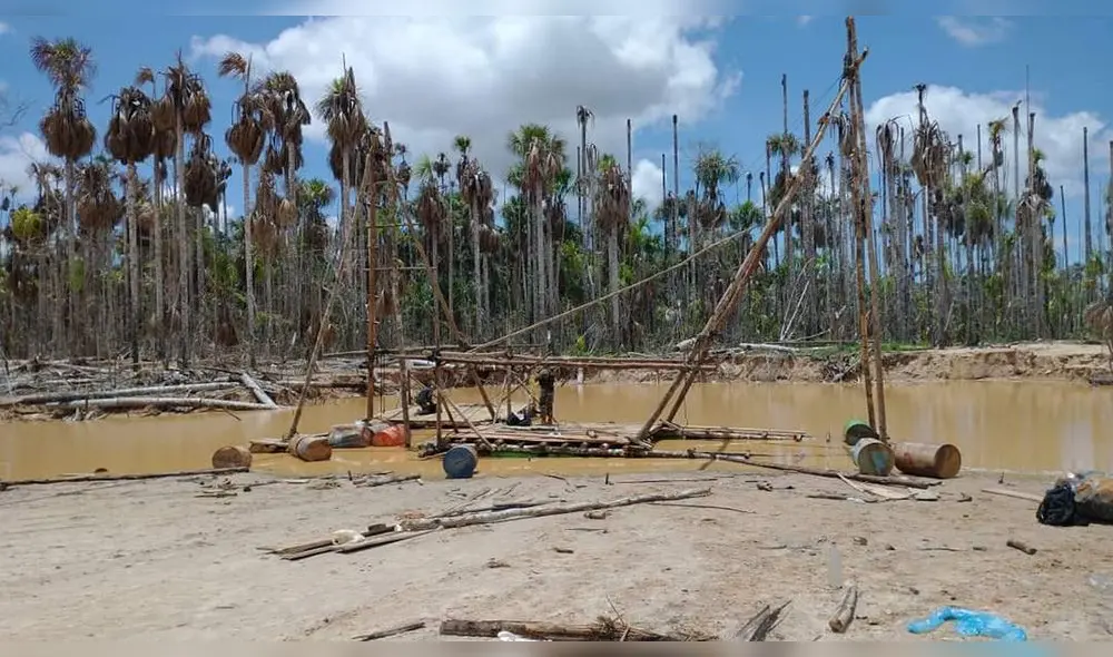 Autoridades intervinieron y destruyeron todo lo utilizado por los mineros ilegales. Foto: PNP Autoridades intervinieron y destruyeron todo lo utilizado por los mineros ilegales. Foto: PNP