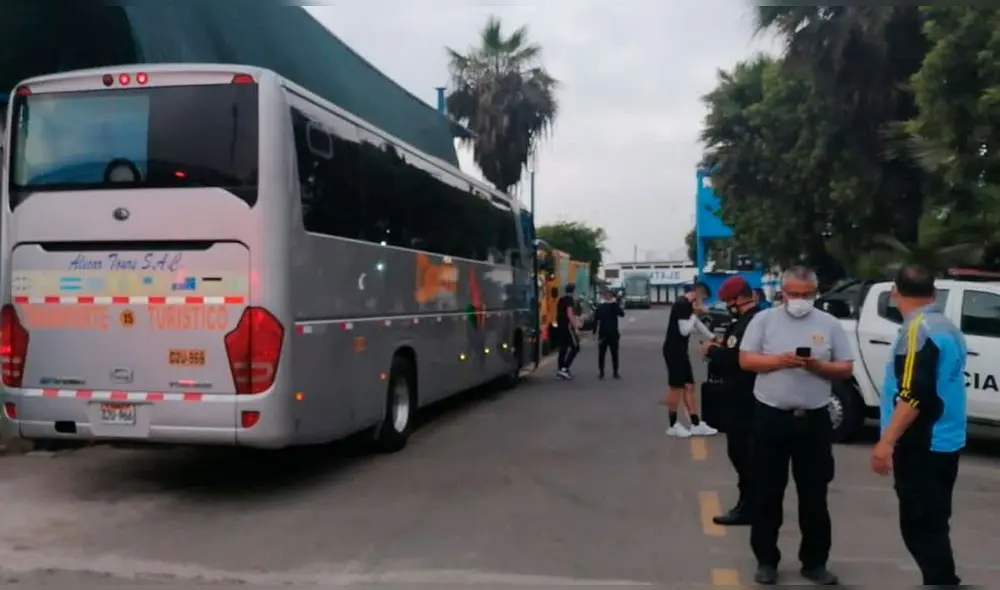 Tras perder ante Sport Huancayo, el plantel íntimo se tapó el escudo y salió del Nacional en otro bus. Foto: difusión