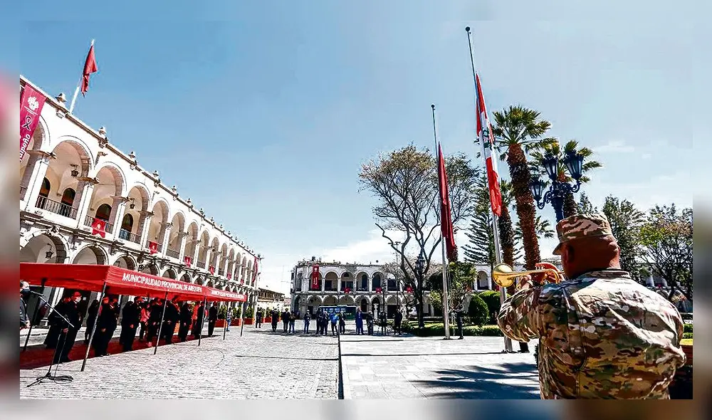 CEREMONIA. Las banderas de Arequipa y el Perú fueron izadas a media asta en señal de duelo por las víctimas de la pandemia.