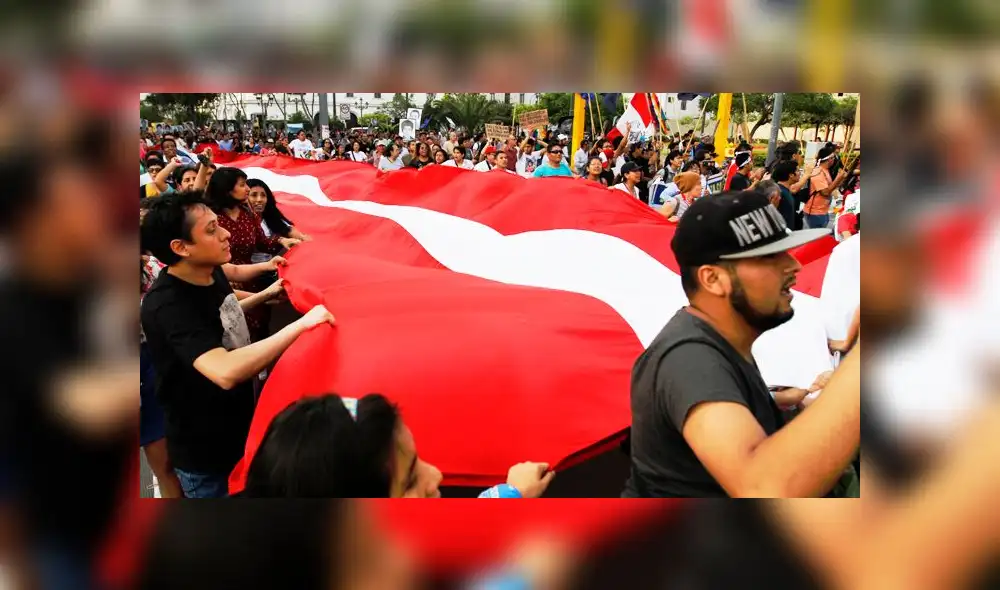 Así se desarrolló la marcha contra blindaje a Chávarry por las calles de Lima [FOTOS y VIDEOS]