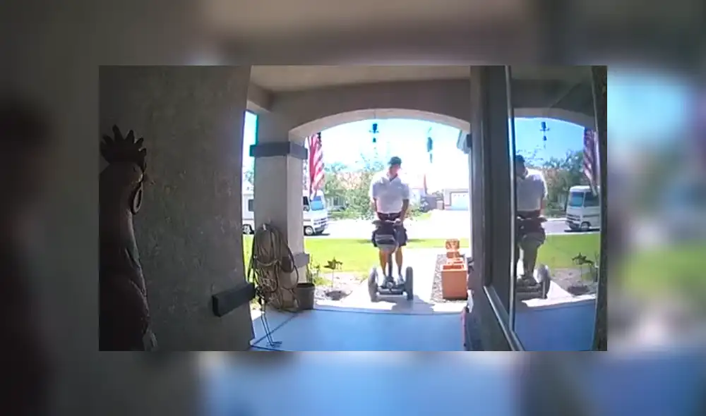 En YouTube, unas cámaras de seguridad grabaron cuando repartidor iba dejar un paquete en una casa y fue sorprendido por un gato que saltó encima de él. En YouTube, unas cámaras de seguridad grabaron cuando repartidor iba dejar un paquete en una casa y fue sorprendido por un gato que saltó encima de él.