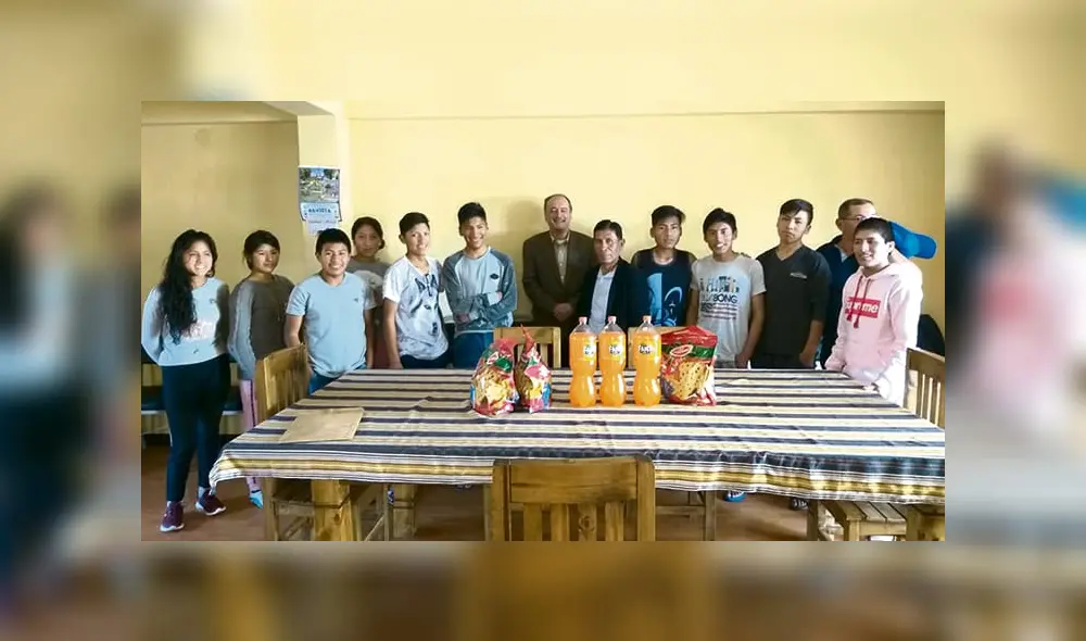 Asilo. Encontraron refugio en Chasquipampa con ayuda del cónsul peruano en La Paz, Julio Pinedo Chávez (centro), quien los visitó el miércoles. Se evalúa su regreso Arequipa. Asilo. Encontraron refugio en Chasquipampa con ayuda del cónsul peruano en La Paz, Julio Pinedo Chávez (centro), quien los visitó el miércoles. Se evalúa su regreso Arequipa.