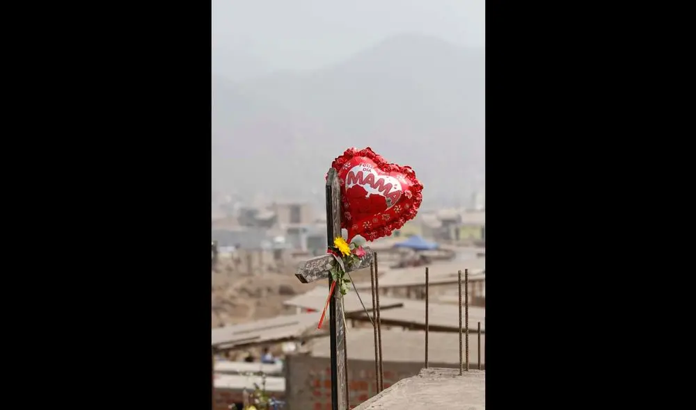 Miles visitan cementerios Padre Eterno, El Ángel y Collique para rendir homenaje a sus madres [FOTOS]