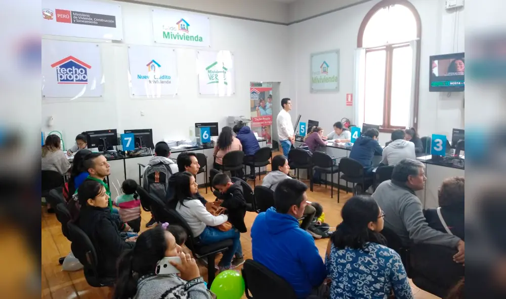 Luego de la inscripción, los jóvenes esperan a ser atendidos en los módulos Luego de la inscripción, los jóvenes esperan a ser atendidos en los módulos