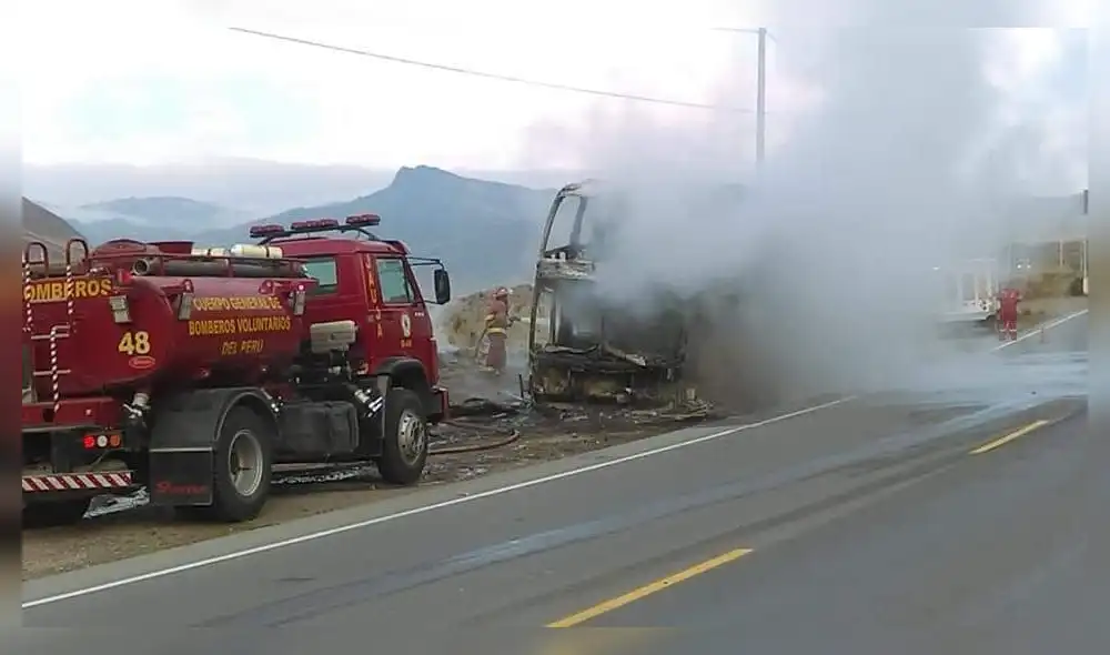 Casi 60 pasajeros se salvan de morir tras incendiarse  bus interprovincial