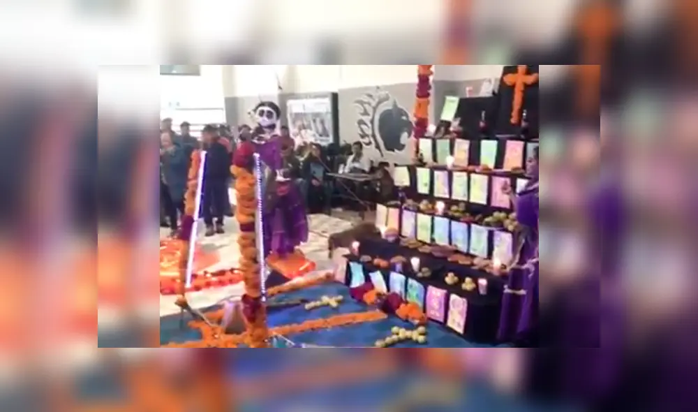 El can se infiltró en una exposición de altares de muertos y protagonizó un peculiar incidente que ha desatado miles de carcajadas en YouTube